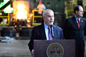 Clarksville Foundry president Charles Foust, Jr. welcomes Gov. Bill Haslam’s delegation and guests